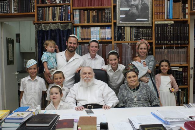 (משפחת ביננפלד עם הרב והרבנית, באדיבות המשפחה)