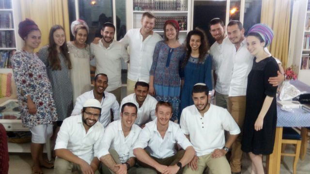 (יובל וגבריאל ז"ל באמצע, צילום באדיבות החברים)