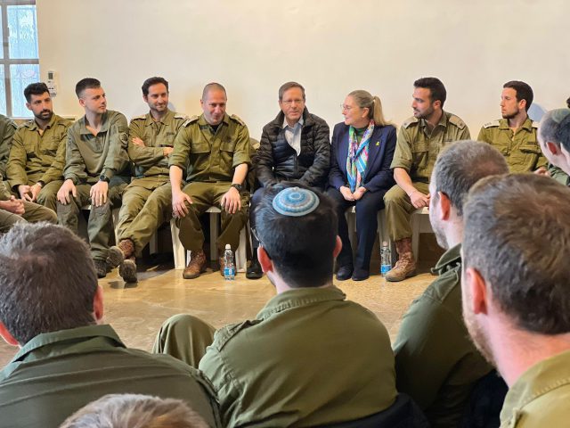 (ללא קרדיט)