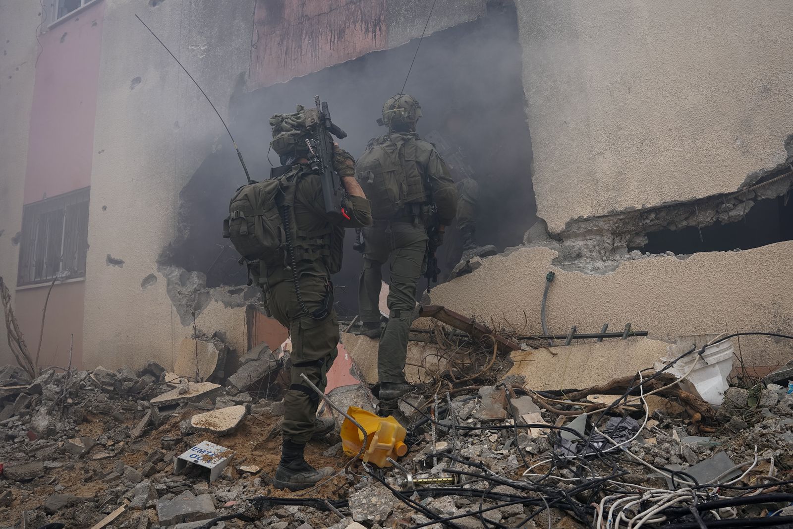 מתקרבים לראש: גבעתי פשטו על משרדו של סינוואר