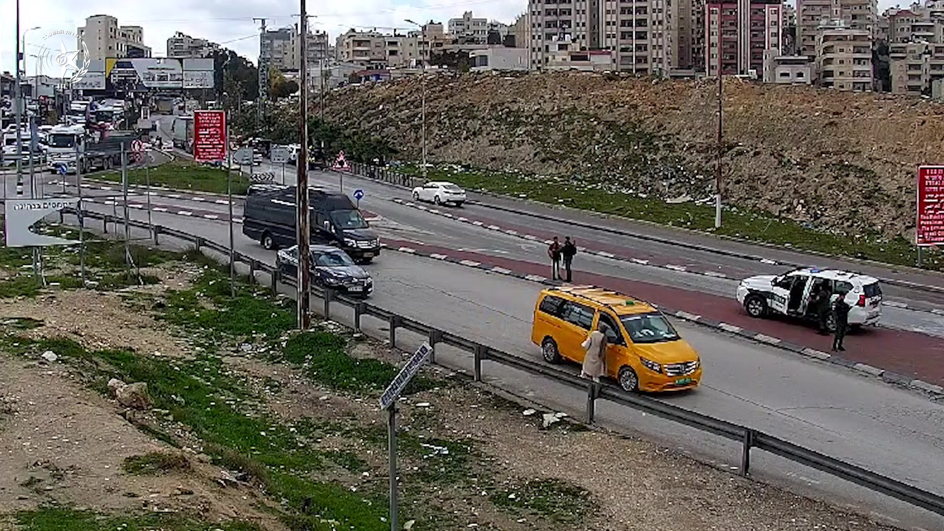 בן 14 מוציא סכין ומתנפל על השוטרים: תיעוד הפיגוע