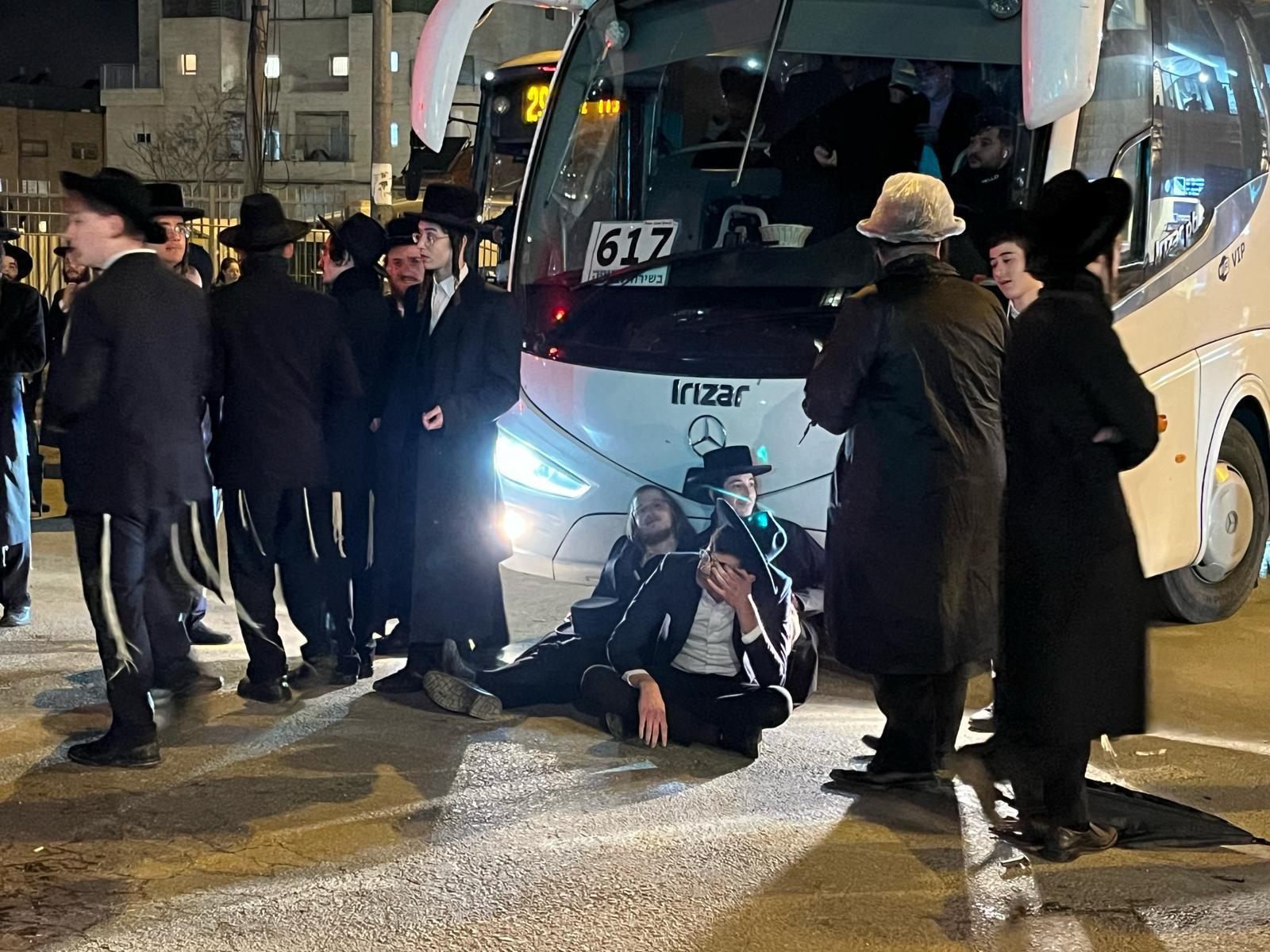 ירושלים: מאות בהפגנה נגד נתיחת גופת הנער חרדי