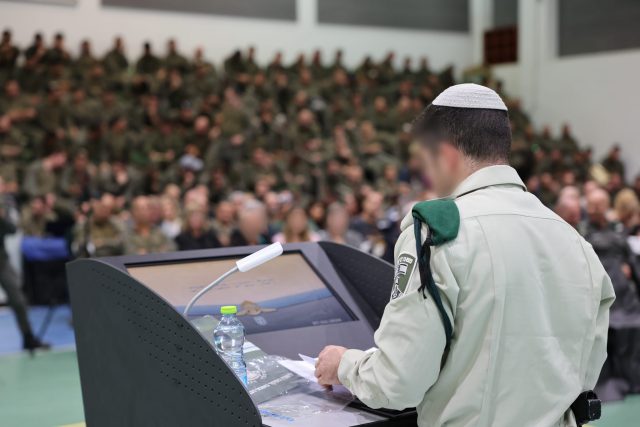 נציג הבוגרים מדבר בטקס (דוברות המשטרה)