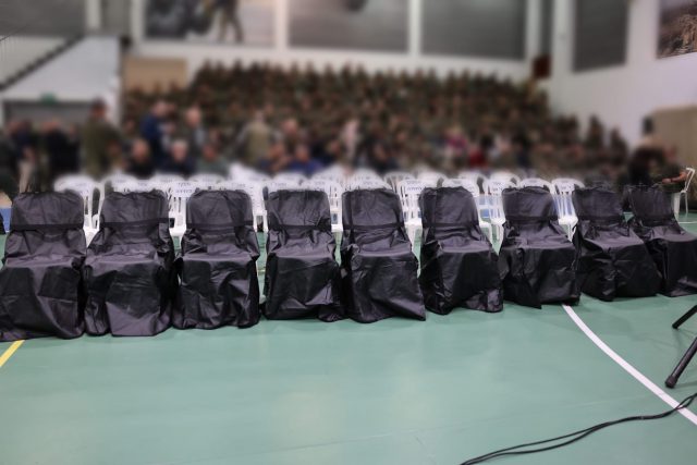 שורה ריקה של כסאות לזכר הלוחמים שנפלו (דוברות המשטרה)
