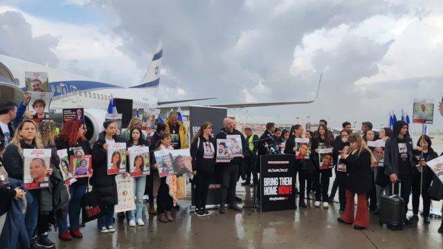 בדרך להאג: "זה שלב חשוב במאבק, הגיע הזמן לצדק"