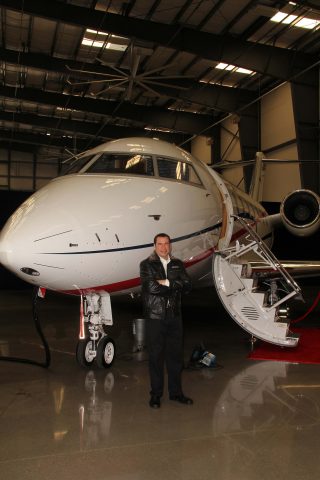 טרבולטה בהשקת מטוס ה"Bombardier"