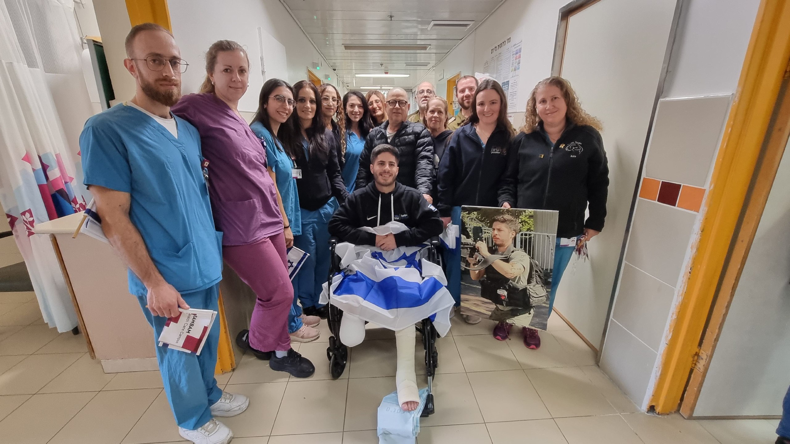 מוקף בדגלי ישראל: הלוחם שנפצע בג'נין שוחרר מאשפוז