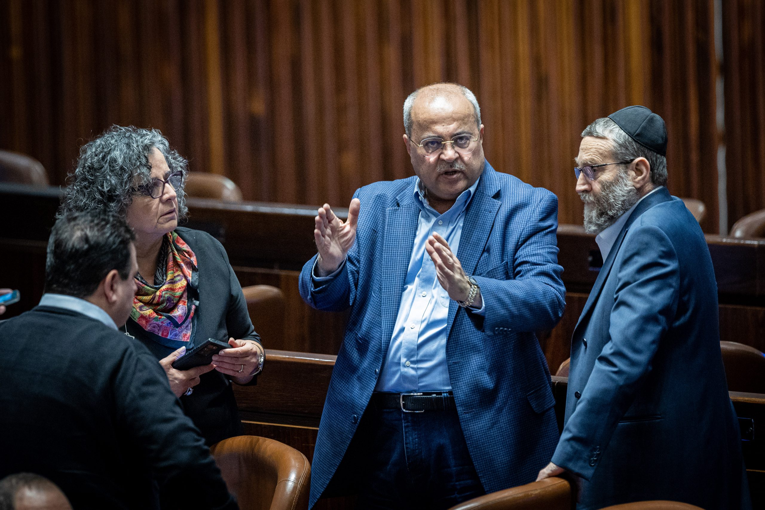 לקראת דיון ההדחה: אחמד טיבי מזהיר את החרדים