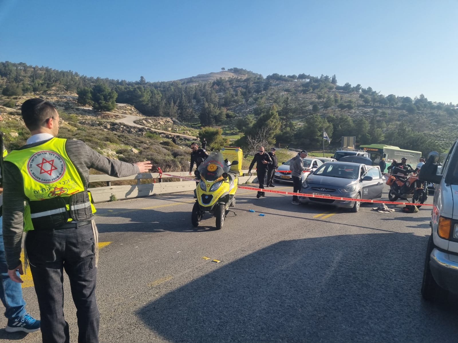 8 נפגעים בפיגוע ירי בכביש 1; המחבלים חוסלו
