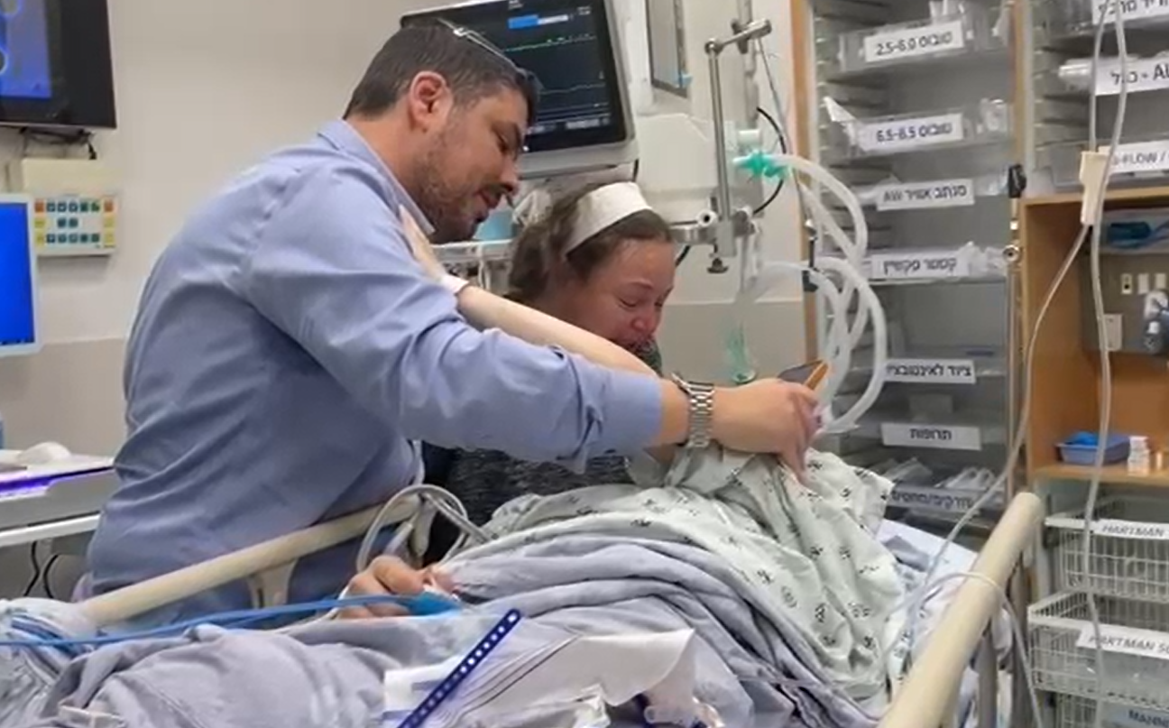 צפו: המפגש המרגש בין ההורים לבן שחיסל את המחבל