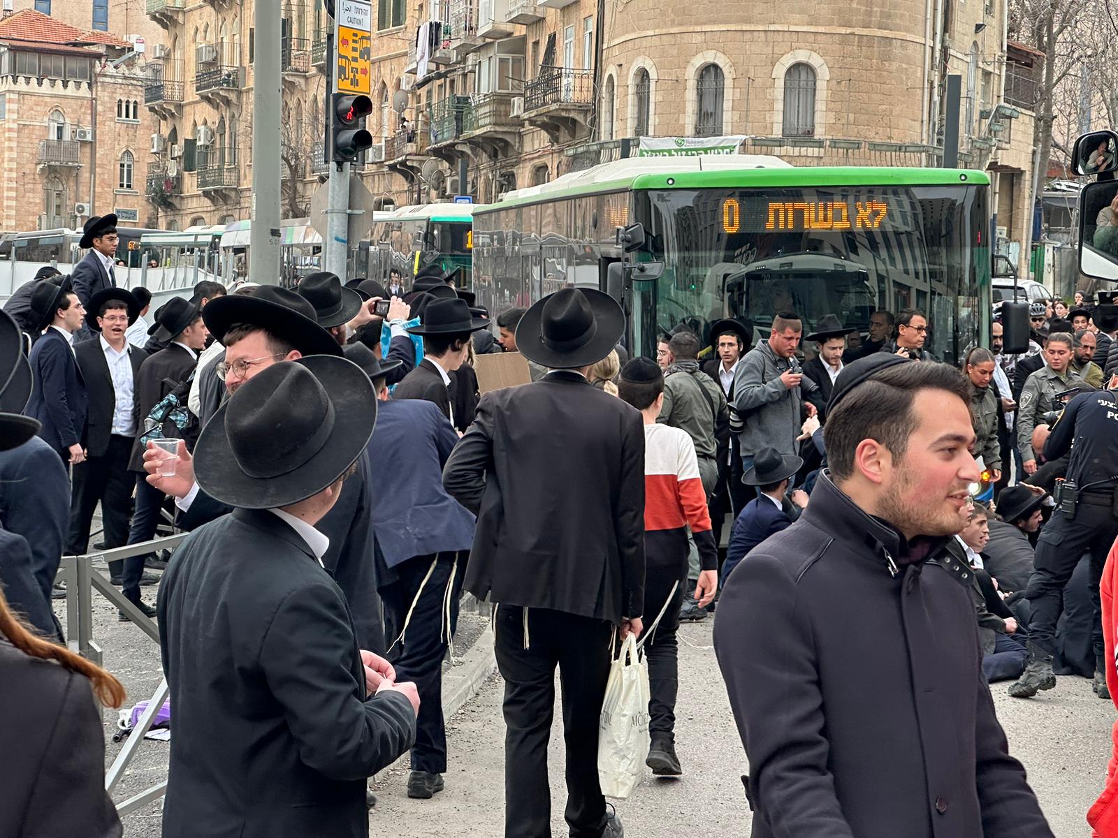 בג"צ הגיוס: עשרות חרדים חסמו את הרכבת הקלה בירושלים