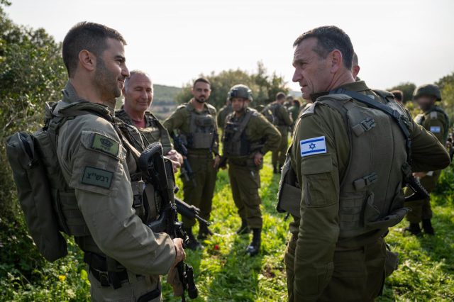 לא מפחד מחיזבאללה: הרמטכ״ל סייר בישוב שתולה