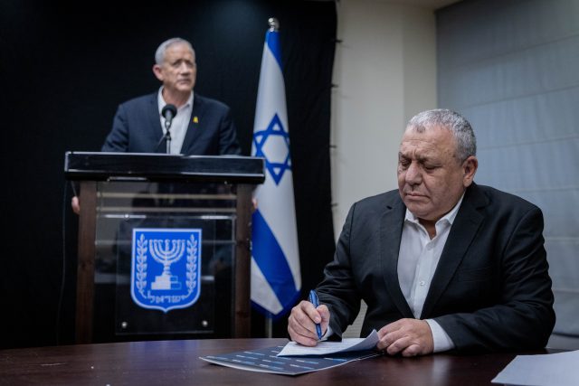 חייבים לפרוש מהממשלה. גנץ ואייזנקוט