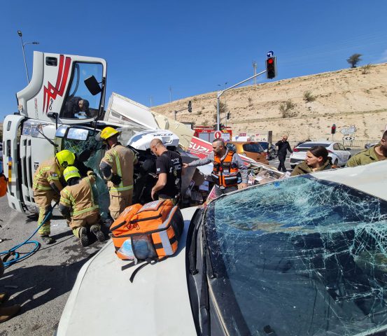 תאונה קשה: משאית התהפכה בכניסה למעלה אדומים