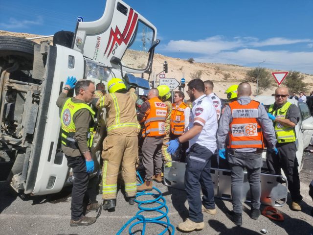 תאונה קשה: משאית התהפכה בכניסה למעלה אדומים