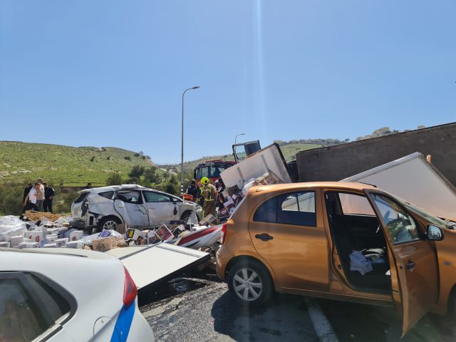 תאונה קשה: משאית התהפכה בכניסה למעלה אדומים