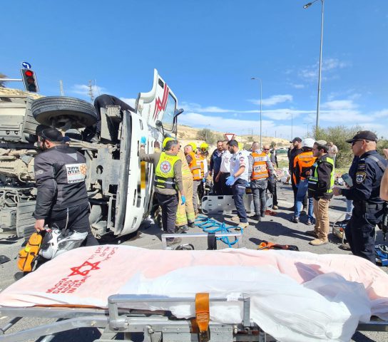 תאונה קשה: משאית התהפכה בכניסה למעלה אדומים