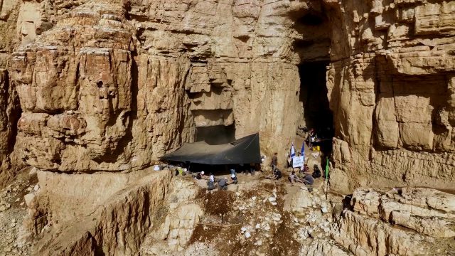 אזור המערות בהן נמצא המטבע (אמיל אלג'ם, רשות העתיקות)