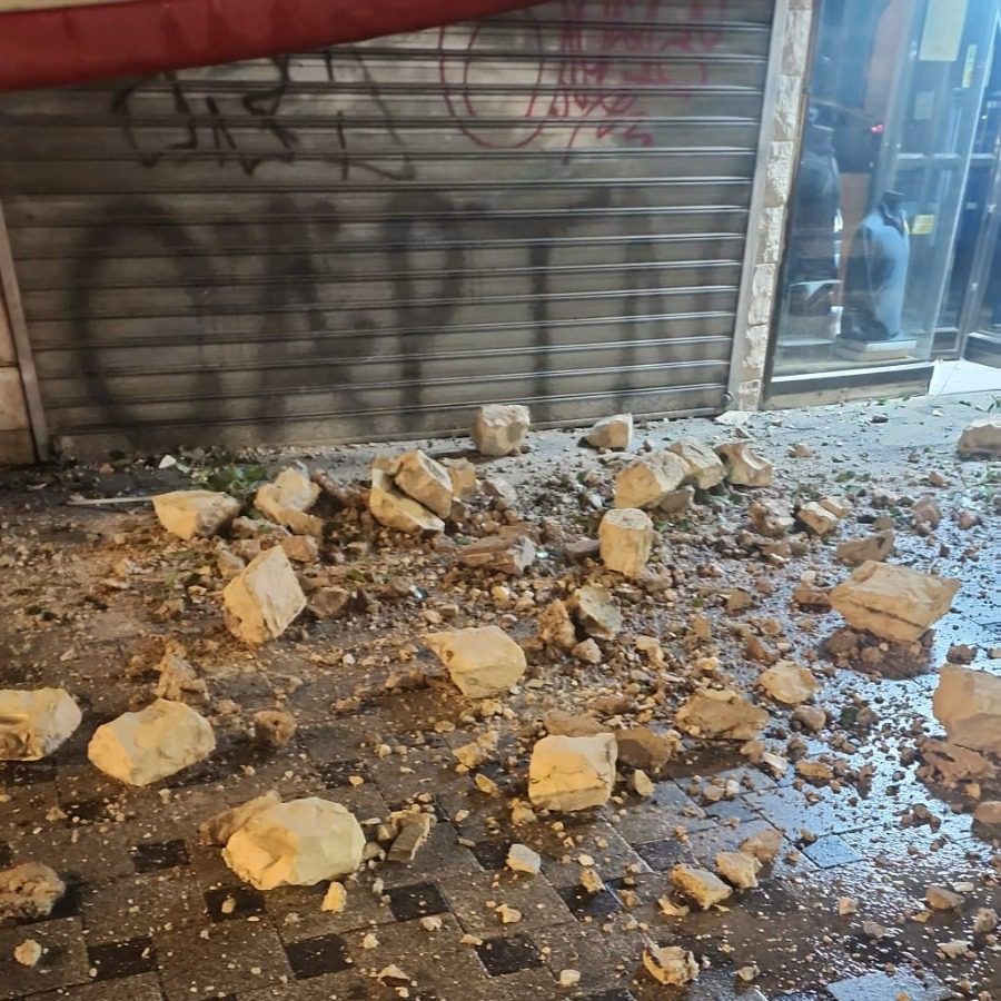 חיפה: מרפסת קרסה לרחוב; בנס אין נפגעים