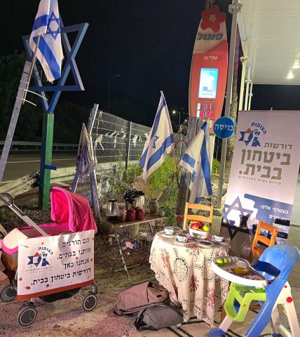 הצופות: נשים יוצאות לצמתים ומגינות על הבית