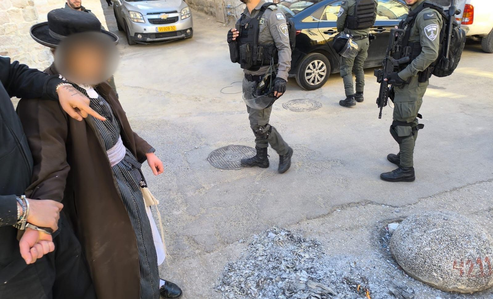 בזמן מלחמה: קיצוניים הניפו דגלי פלסטין והציתו דגל ישראל
