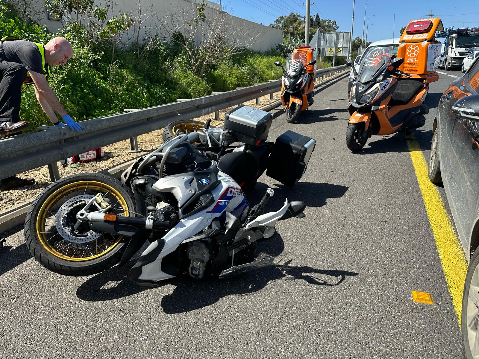 רוכב אופנוע נפגע מרכב בשרון, מצבו קשה