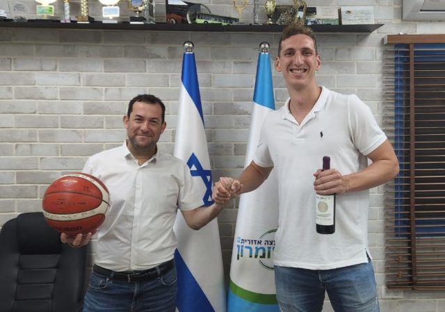 ראש מועצת שומרון במעמד החתימה עם שחקן הקבוצה עדו פליישר (קרדיט
