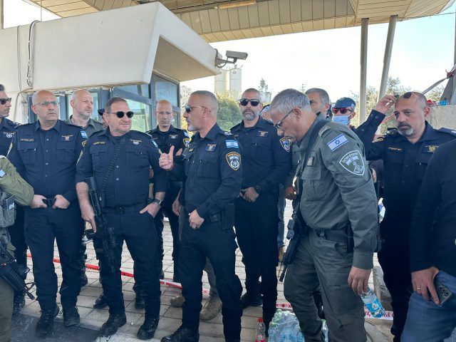 המפכ"ל וממ"ז ירושלים בזירת הפיגוע (דוברות המשטרה)