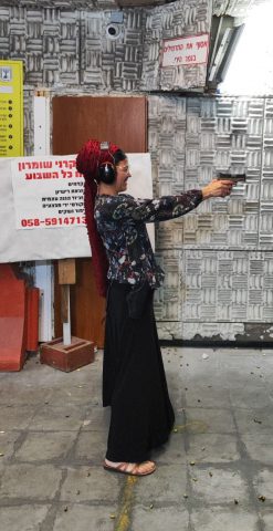 (אסתר סולטן במטווח, ללא קרדיט)