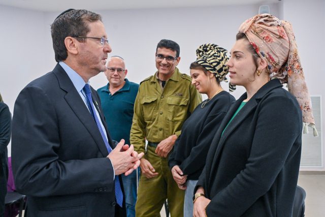 הרצוג מגבה את הרמטכ"ל: "מקבל החלטות מקצועיות"