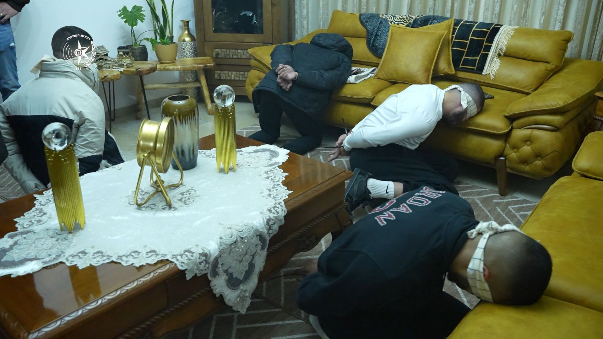המשטרה פשטה על כנופיית הפשע: צפו בתיעוד הדרמטי