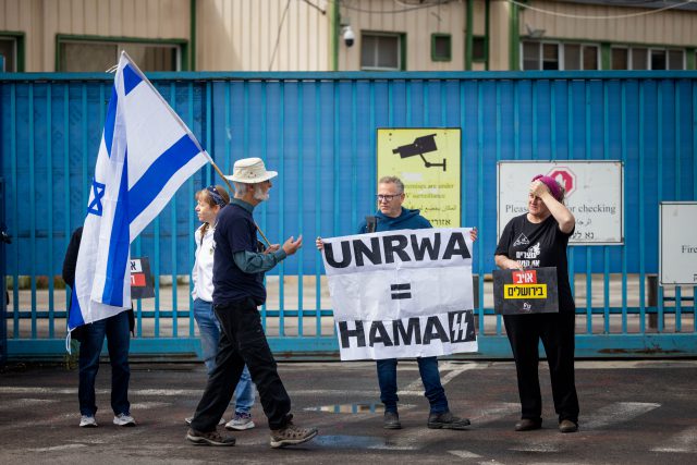 בני משפחות החטופים חסמו את בניין אונר"א בירושלים. צפו