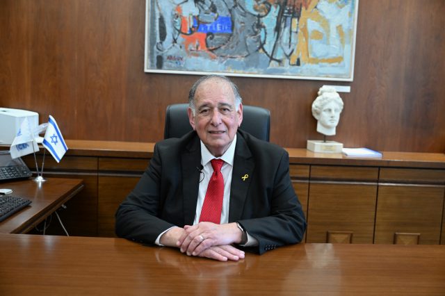 יונה יהב בכיסא ראש העיר (ראובן כהן, דוברות עיריית חיפה)