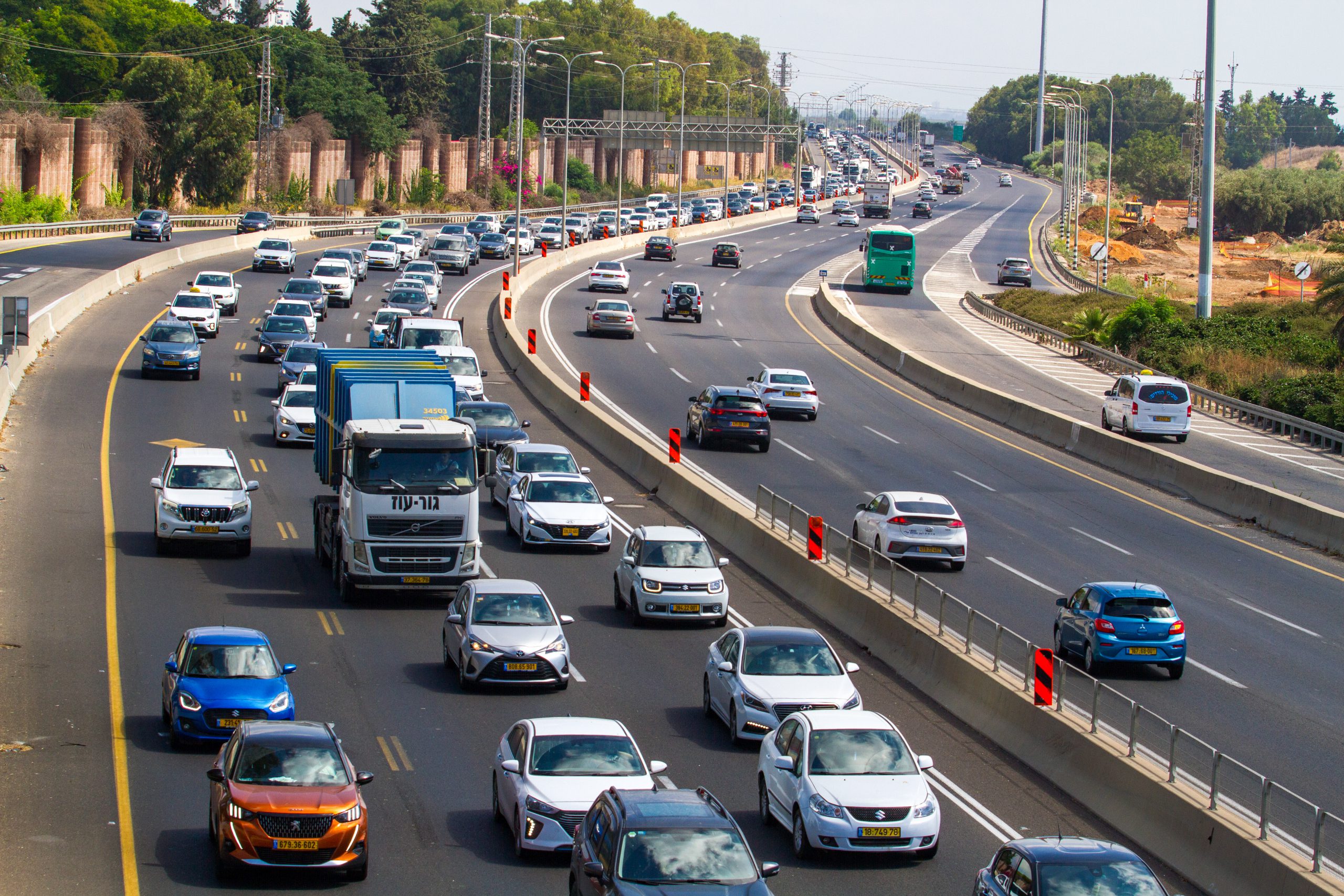בשעות השיא: כביש 2 נחסם הרמטית לתנועה במחלף חוף השרון