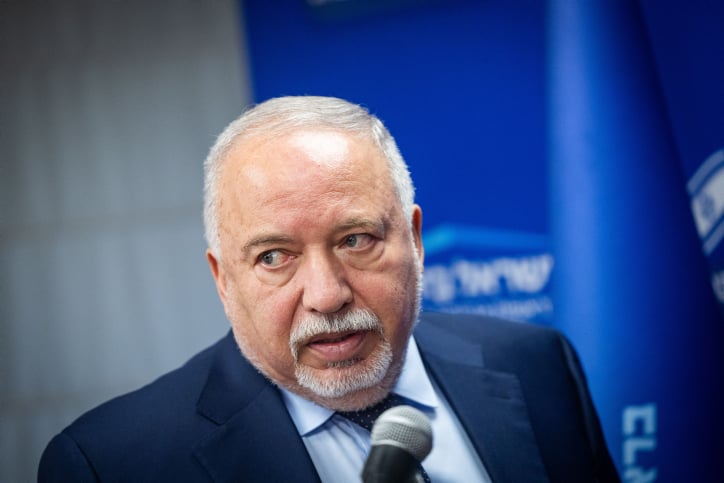 סקר מנדטים: גנץ מתרסק; ליברמן נוסק