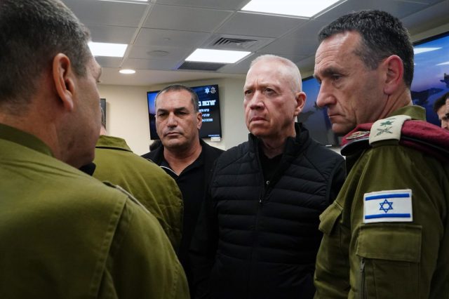 גלנט עם הרמטכ"ל בדיוני הקבינט (אריאל חרמוני, משרד הביטחון)
