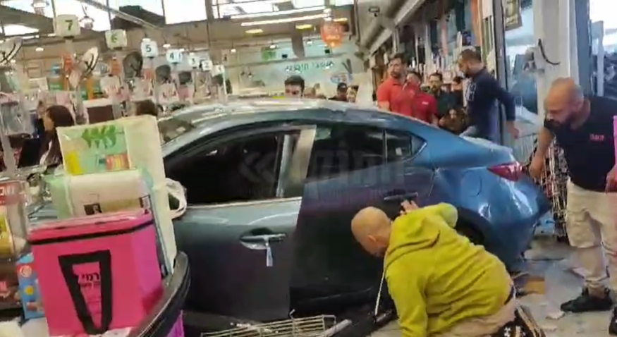 רכב נכנס לתוך סניף רמי לוי והתנגש בקופות. צפו בתיעוד