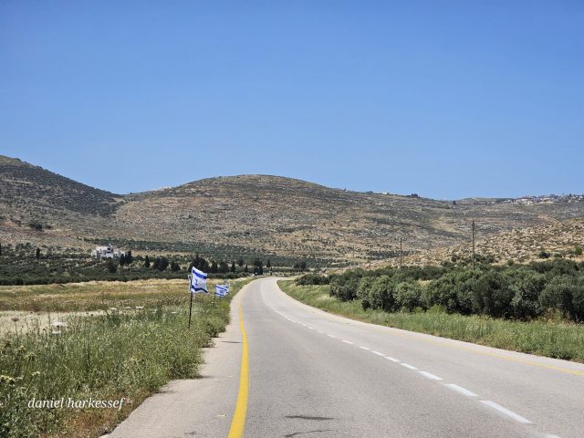 הכביש לאחר תליית הדגלים