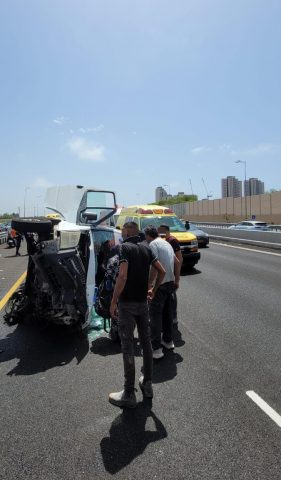 מחלף אולגה: 8 פצועים בתאונה בין שני מיניבוסים