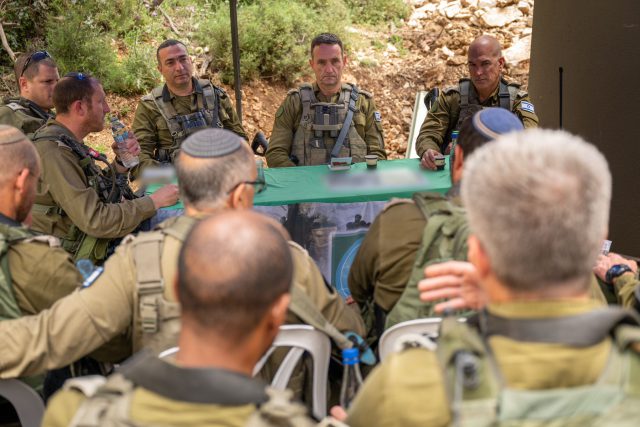 עם מפקד פיקוד צפון ומפקדים נוספים (דו"צ)