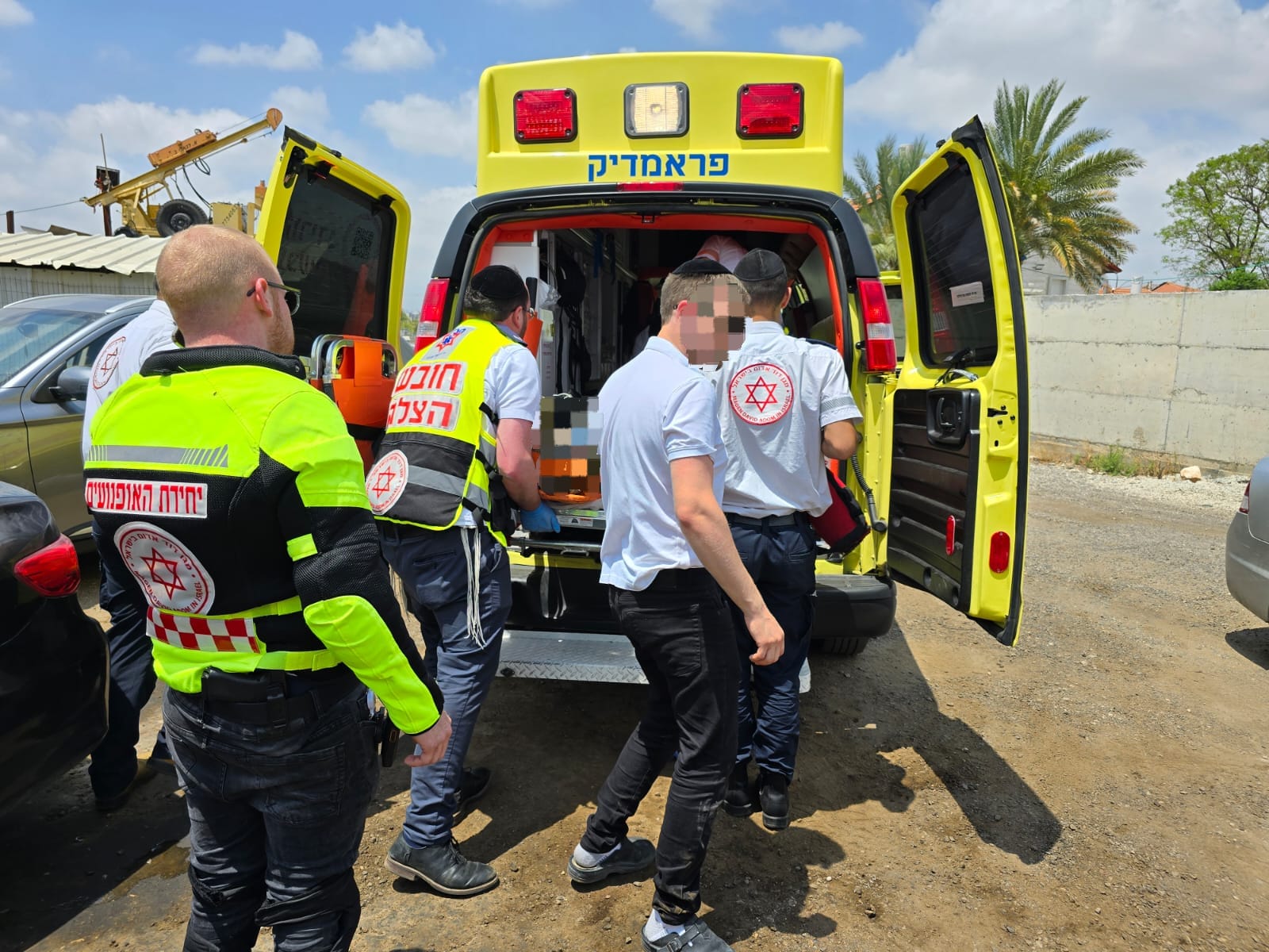 פועל נפל מגובה במפעל בחבל מודיעין, מצבו קשה