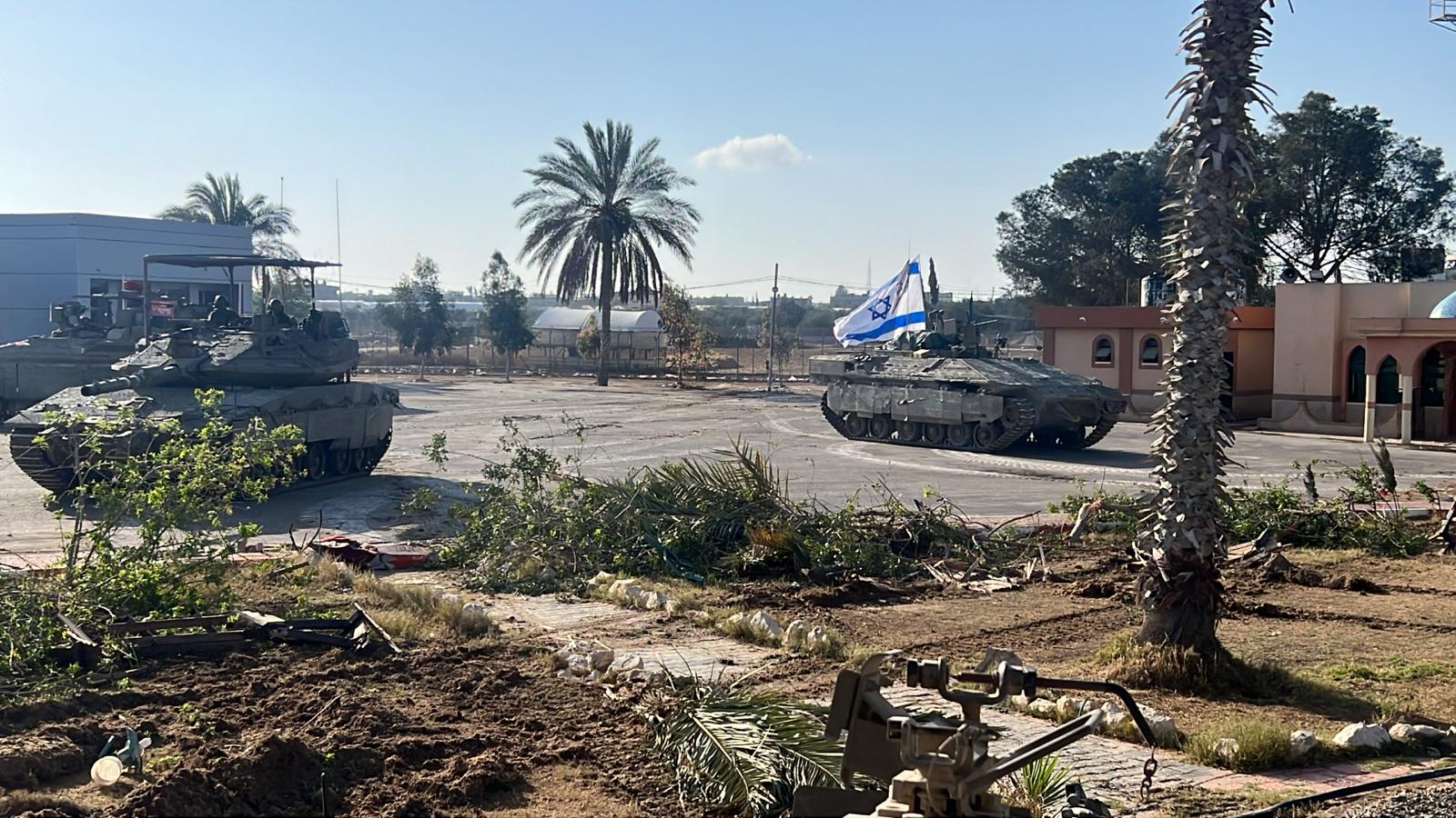 צפו: רגע כיבוש מעבר רפיח ותקיעת דגל ישראל