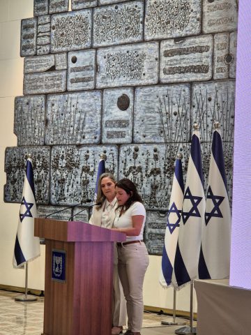 עמית סוסנה בנאומה, לצד רעיית הנשיא (ללא קרדיט)