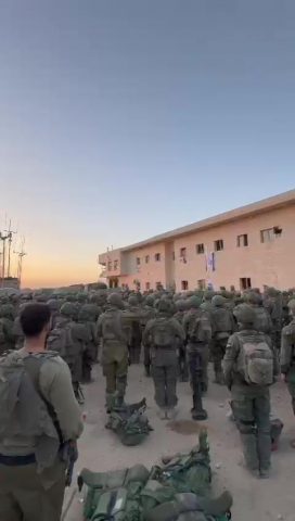לוחמי צה"ל שרים 'התקווה' במסדרון נצרים, (צילום מתוך ערוץ הטלגרם של עמית סגל)