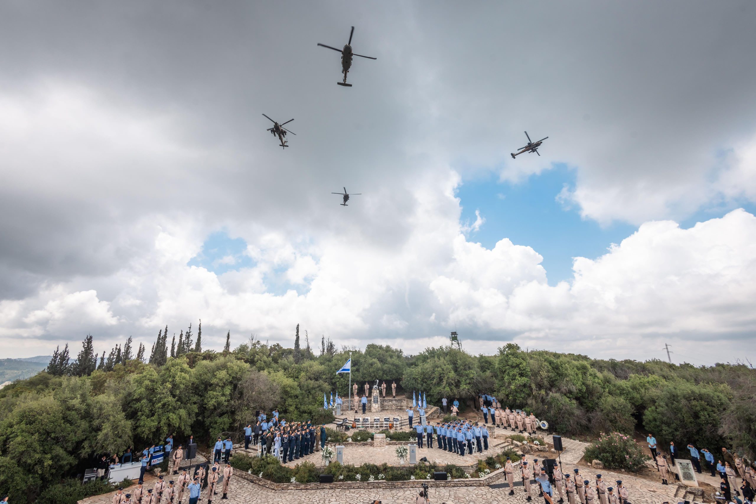 צפו: מטס ההצדעה בהר הרצל ובהר הטייסים