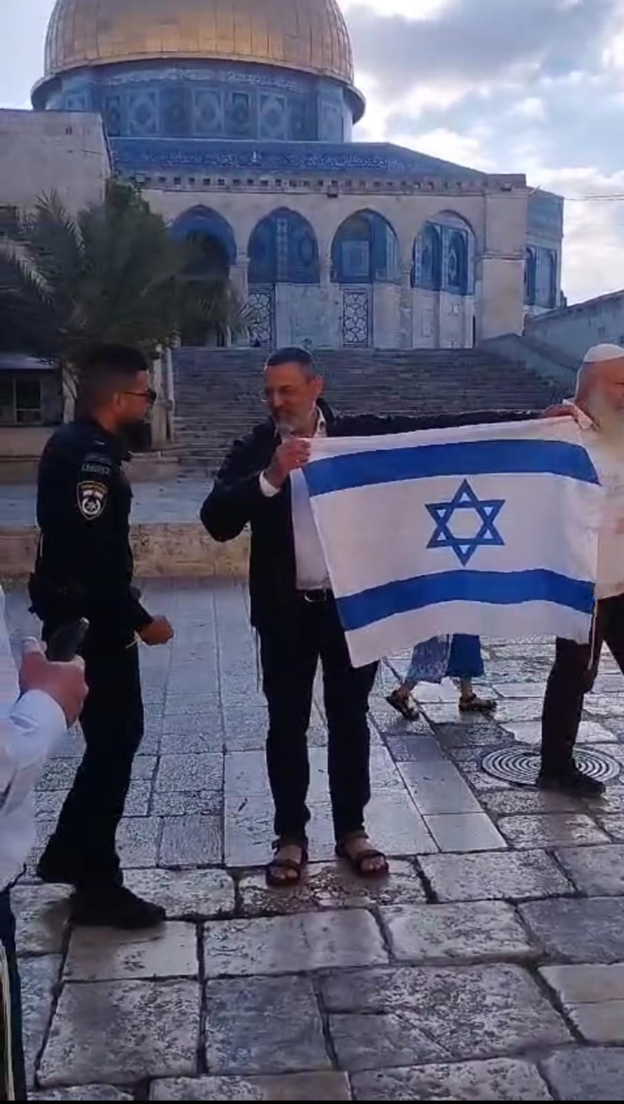 עצמאות? הניף דגל ישראל בהר הבית ונעצר. צפו