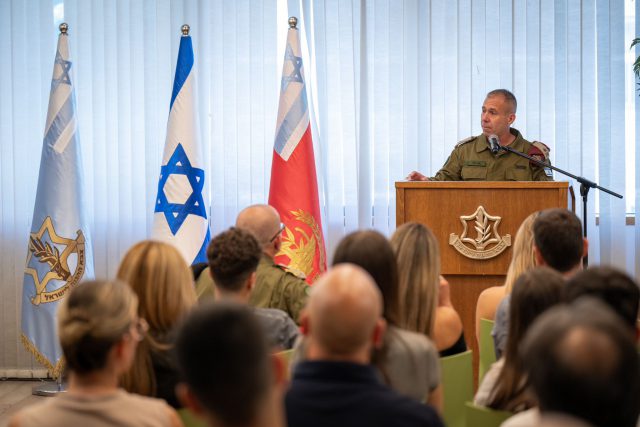 המזכיר היוצא, האלוף אבי גיל