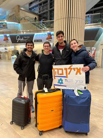 סמל אילן כהן הי"ד, כשנחת בארץ מתקבל עי תלמידי ישיבת הר ברכה. (קרדיט: ישיבת הר ברכה)