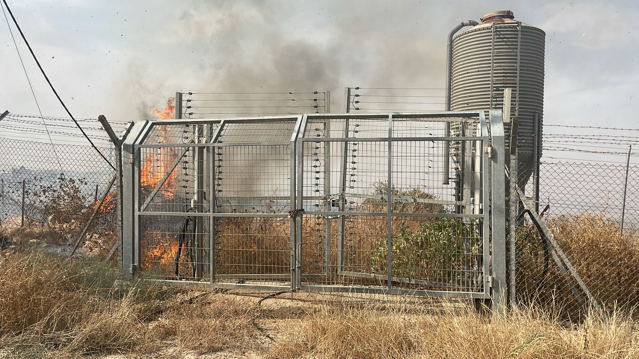 חשד להצתה בבקעה: שריפה משתוללת בישוב חמדת
