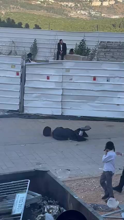 אלימות קשה: שוטר תועד מטיח מבוגר בהר מירון. צפו